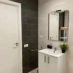 Comfortable Renovated Flat, Wifi! דירה *
