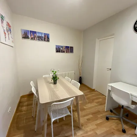 Comfortable Renovated Flat, Wifi! Apartment