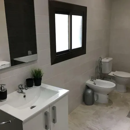 Comfortable Renovated Flat, Wifi! דירה *