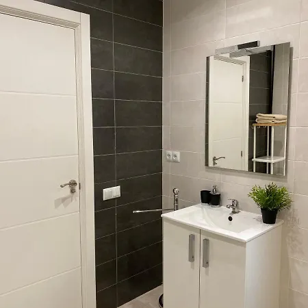 Comfortable Renovated Flat, Wifi! דירה *